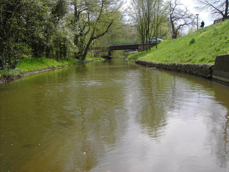 Egelneisse (Fliesrichtung Stadtauswrts) zwischen Frankfurter Strasse und Gubiner Strasse (Brcke), entlang des Oder-Neisse-Radweges. Zustand 22.04.2008