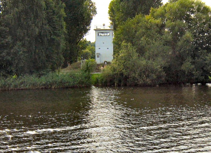 Ehem. Grenz-Wachtturm an der Havel, die Havel war hier die ehemalige Grenze,  beginnt heute das Bundesland Brandenburg
