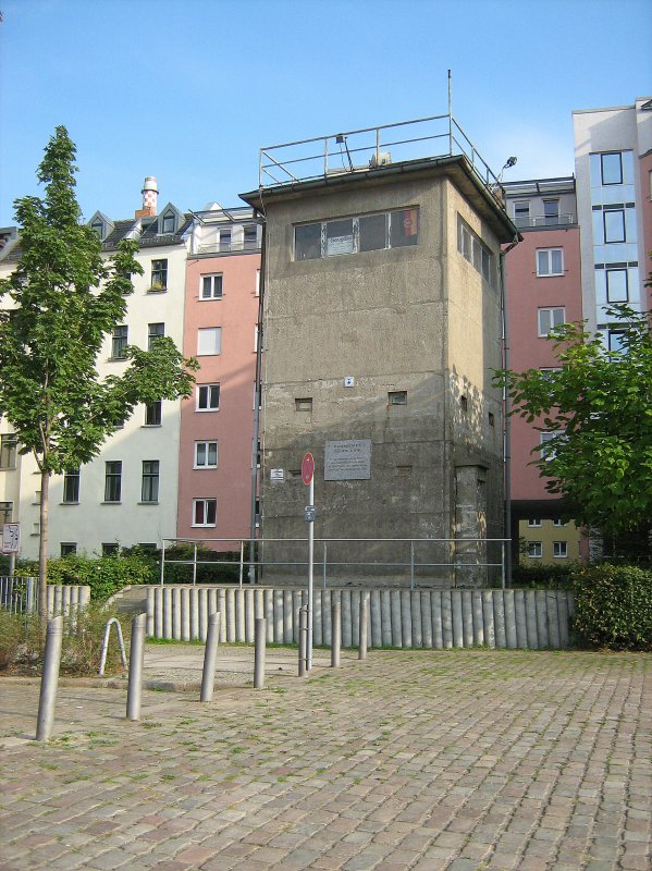 Ehem. Wachturm an der frheren grenze zwischen Ost- und Westbelin, wnige Meter vom Berlin-Spandauer Schifffahrtskanal, der hier die grenze bildete. Aufnahme vom 2. 9. 2008