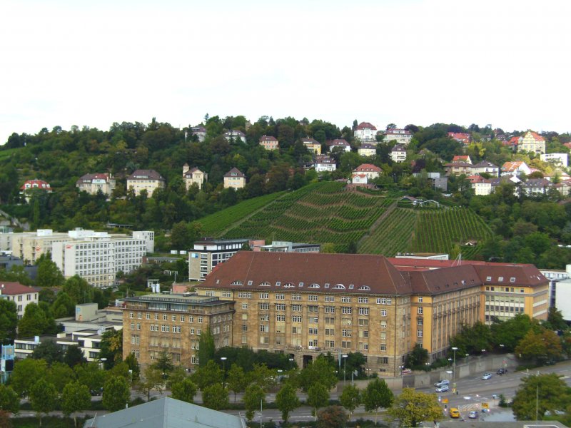 Ehemaliges Direktionsgebude der Bahndirektion Stuttgart, das anlsslich des Baus des neuen Stuttgarter Bahnhofs im Rahmen von Stuttgart 21 geopfert werden soll, da die Tunnelrhre des geplanten Durchgangsbahnhofes das Fundament des Gebudes in Mitleidenschaft ziehen wrde. Aufnahme vom 04.09.09.