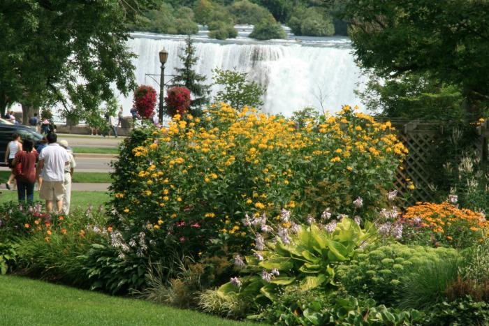 Eigentlich habe ich mir die Wasserflle hher vorgestellt. Aber als Fotograf wei ich ja, was man aus Dingen machen kann. Am atemberaubensten finde ich es aber, wenn man aus einen Teil der Stadt auf die Wassermaen schaut, die ber die Abbruchkante des American Falls strzen. Hier der Blccik aus dem Stadtpark von der City of Niagara Falls.