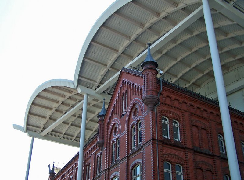 Ein altes Verwaltungsgebäude kam unter das neue Dach der  Messehalle.