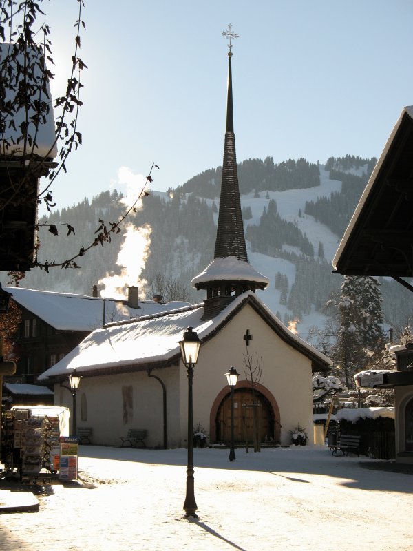 Ein bekanntes Postkartenmotiv: Das Kirchlein in Gstaad.
Der Schutzparon ist St.Nikolaus.
(18.12.2007)