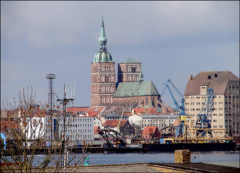 Ein Blick auf St.Nikolai und auf einen kleinen Teil des Hafen`s von Stralsund. (vom Dnholm aus am 22.03.06)
