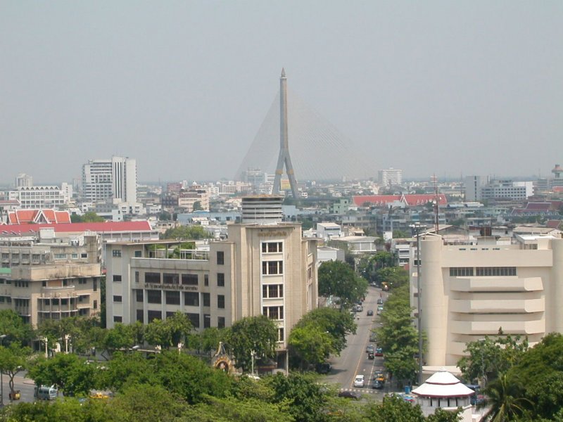 Ein Blick von der Klosteranlage des Wat Golden Mount ber die Stadt Bangkok und eine der Brcken ber den Chao Praya Fluss