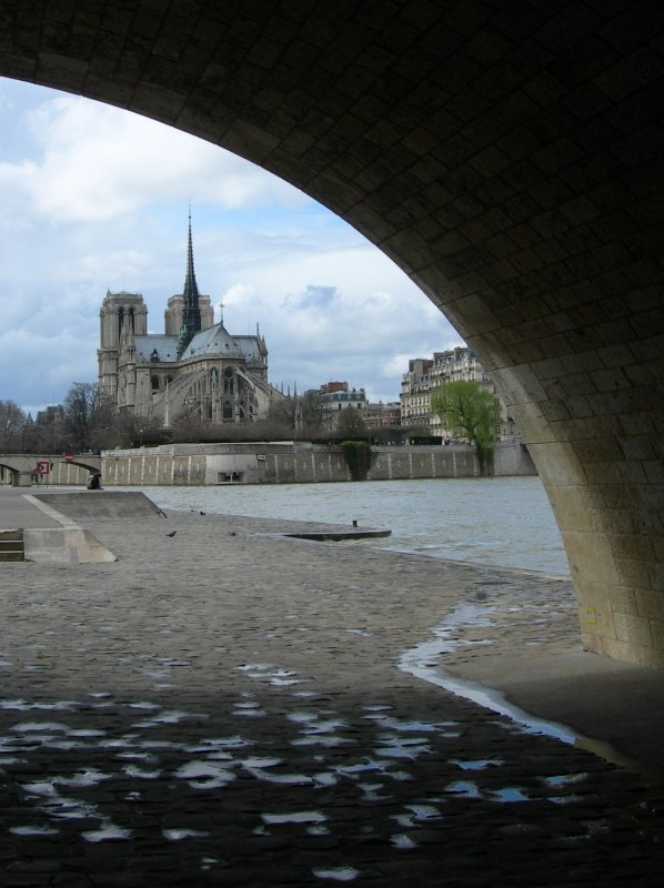Ein Brckenblick zur Notre Dame. 
Mrz 2006