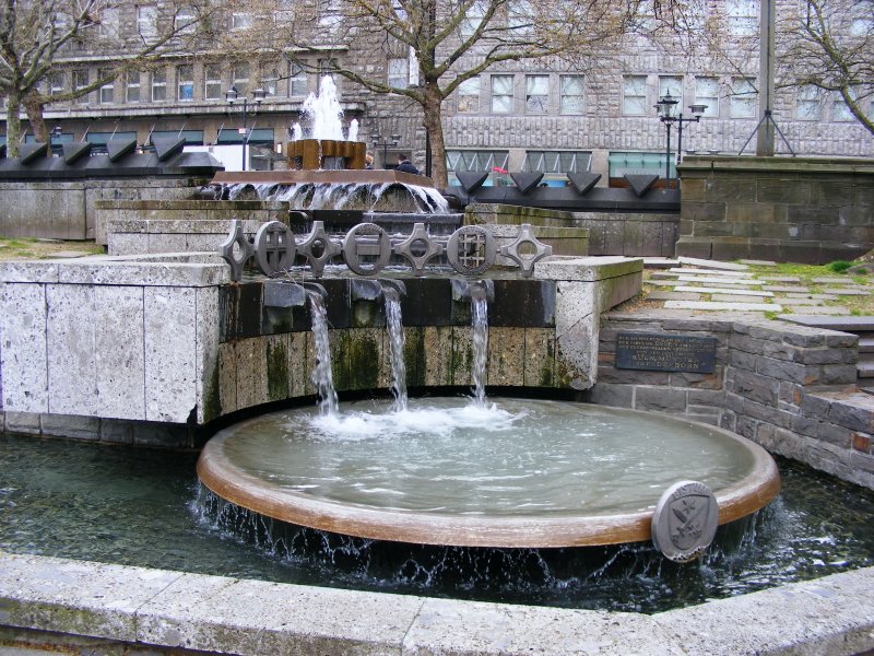 Ein Brunnen auf dem Burgplatz in Essen.