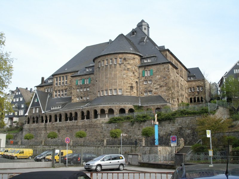 Ein burghnliches groe Gebude in Langenberg (Velbert).