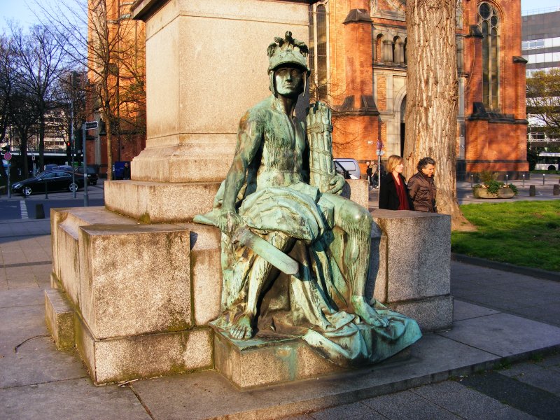 Ein Denkmal am Martin-Luther-Platz in Dsseldorf.