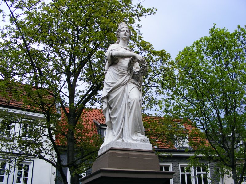 Ein Denkmal auf dem Kirchplatz in Hattingen am 15. April 2009.