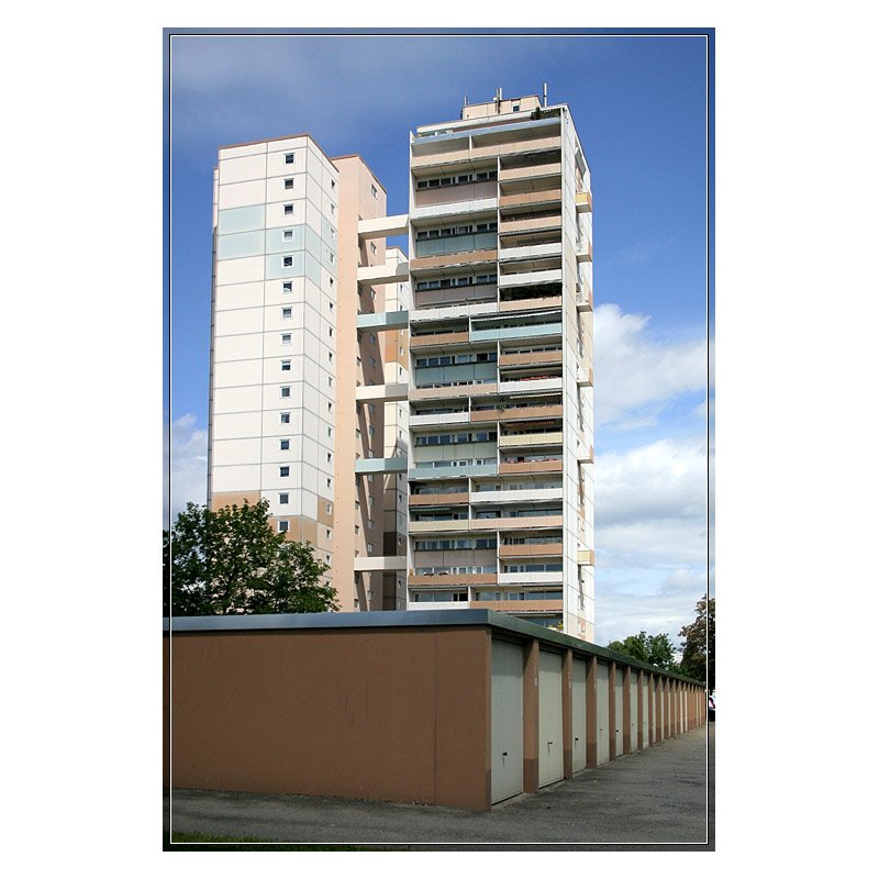 Ein durchaus interessantes Hochhaus im Stuttgarter Wohngebiet  Fasanenhof . 24.6.2007 (Matthias)