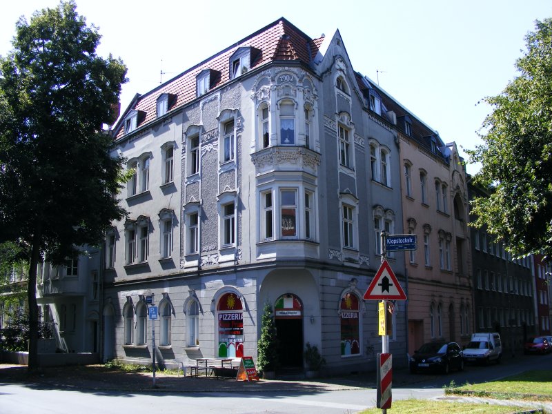 Ein Eckhaus am Goetheplatz im Dichterviertel