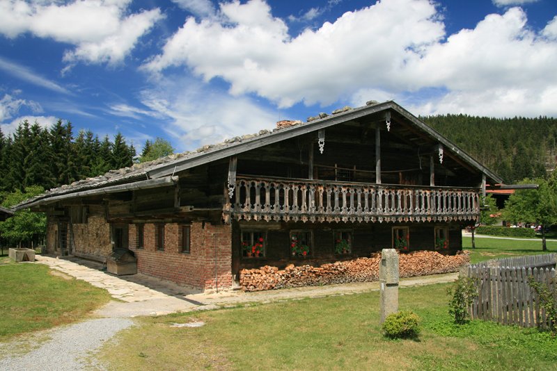 Ein ehemaliges Bauernhaus im Freilichtmuseum Finsterau. Stall, Scheune und Wohnbereich sind alle unter einem Dach untergebracht; Aufnahme vom 08.07.07.