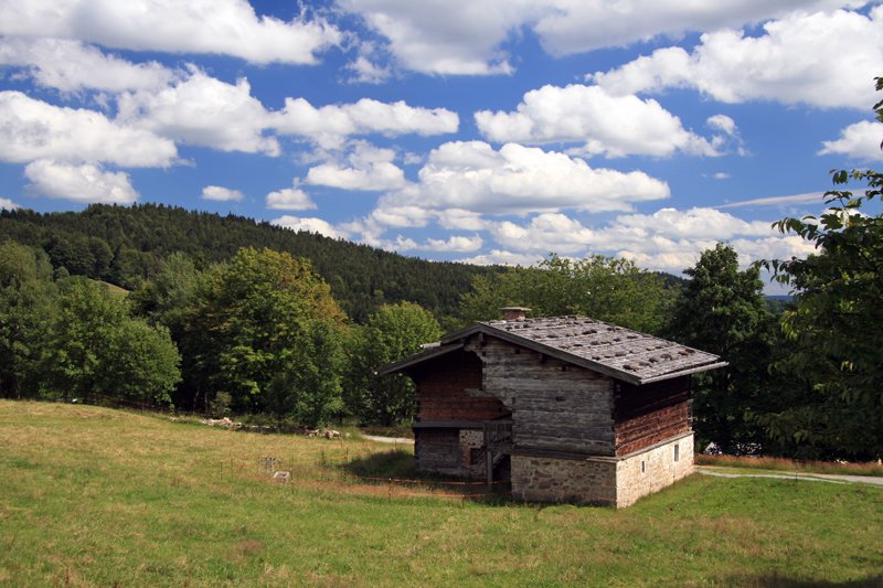 Ein ehemaliges Bauernhaus, welches spter als Scheune und Werkstatt genutzt wurde, im Freilichtmuseum Finsterau; Aufnahme vom 08.07.07.