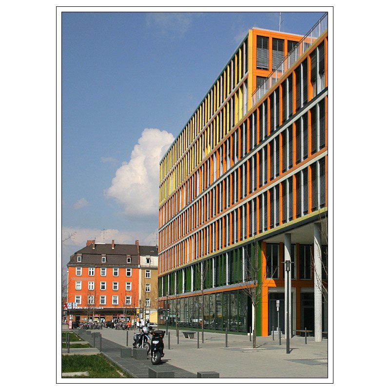Ein farbenfrohes Brogebude von Steidle Architekten auf der Theresienhhe in Mnchen. Fertigstellung: 2002. 3.4.2007 (Matthias)