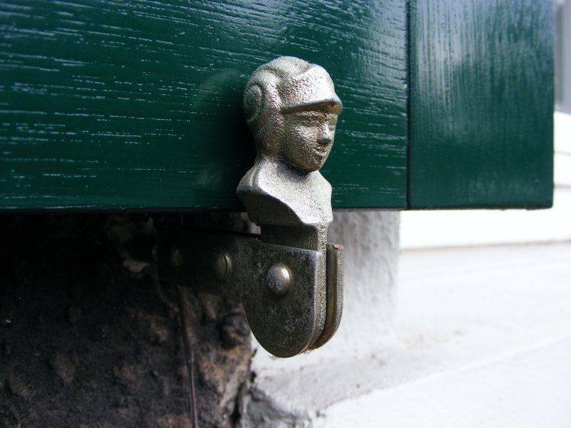 Ein Fensterladenhalter auf der Margarethenhhe in Essen.