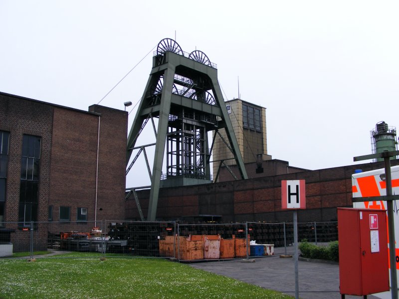 Ein Frdergerst mit Maschinenhaus und Schachtgebude sowie ein Frderturm der Zeche Auguste Victoria 3/7 in Marl beim Tag der offenen Tr am 9. Mai 2009. 
