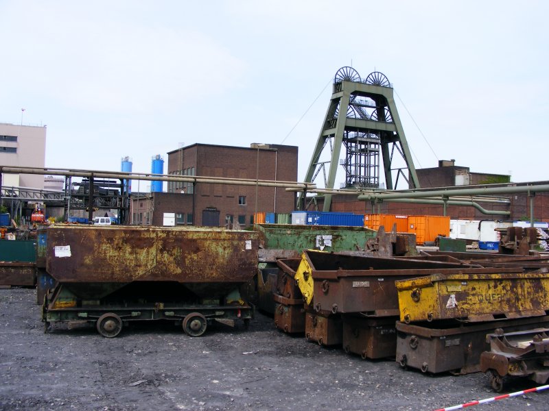 Ein Frdergerst mit Schachtgebude und Maschinenhaus sowie ein Materiallagerplatz der Zeche Auguste Victoria 3/7 in Marl beim Tag der offenen Tr am 9. Mai 2009. 

