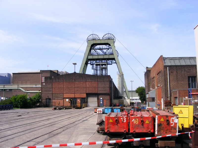 Ein Frdergerst mit Schachtgebude der Zeche Auguste Victoria 3/7 beim Tag der offenen Tr am 9. Mai 2009. 
