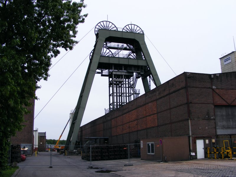 Ein Frdergerst mit Schachtgebude der Zeche Auguste Victoria 3/7 in Marl beim Tag der offenen Tr am 9. Mai 2009. 
