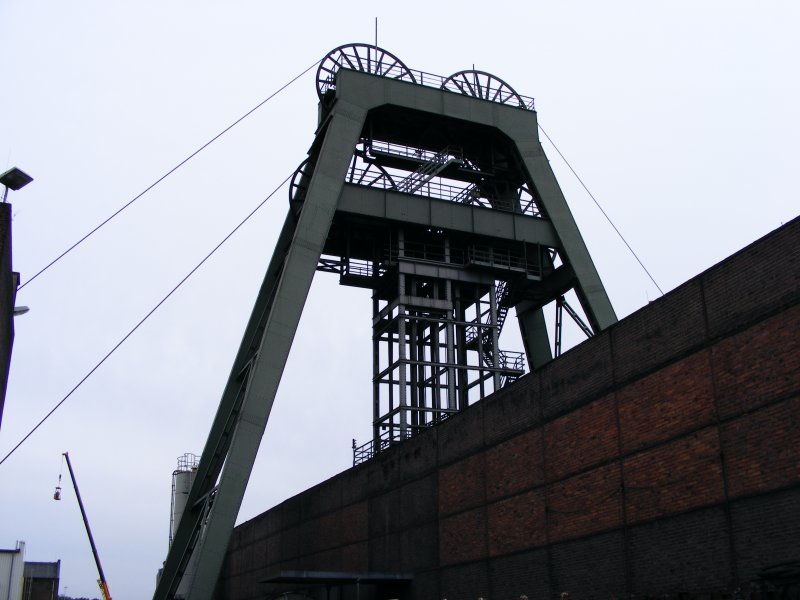 Ein Frdergerst mit Schachtgebude der Zeche Auguste Victoria 3/7 in Marl beim Tag der offenen Tr am 9. Mai 2009. 
