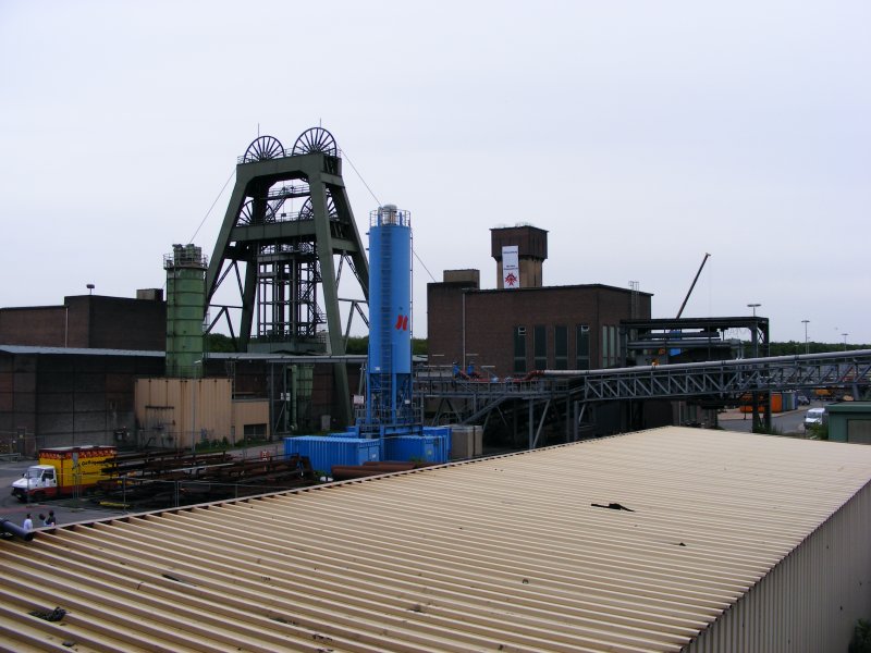 Ein Frdergerst und weitere Anlagen des Bergwerks Auguste Victoria 3/7 in Marl beim Tag der offenen Tr am 9. Mai 2009. 
