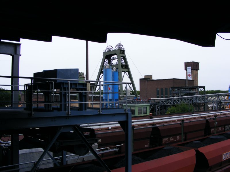 Ein Frdergerst und weitere Anlagen der Zeche Auguste Victoria 3/7 in Marl beim Tag der offenen Tr am 9. Mai 2009. 
