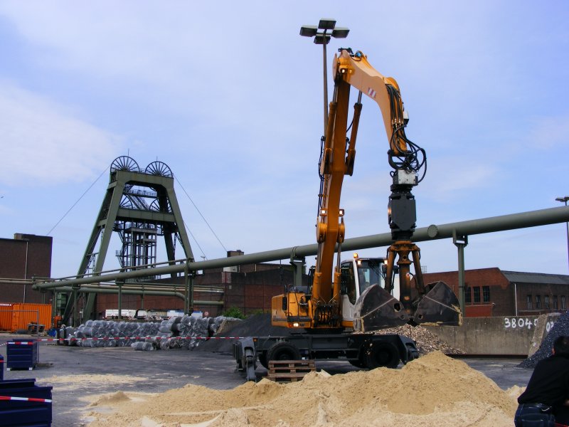 Ein Frdergerst der Zeche Auguste Victoria 3/7 und ein Liebherr-Hydraulikbagger in Marl beim Tag der offenen Tr am 9. Mai 2009. 
