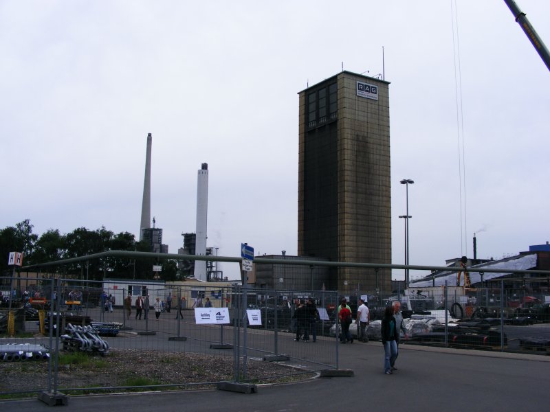 Ein Förderturm des Bergwerks Auguste Victoria 3/7 in Marl-Brassert und (im Hintergrund) Anlagen der benachbarten Chemiewerke beim Tag der offenen Tür am 9. Mai 2009. 

