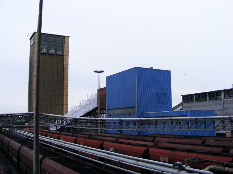 Ein Frderturm und der Verladebahnhof des Bergwerks Auguste Victoria 3/7 in Marl beim Tag der offenen Tr am 9. Mai 2009. 
