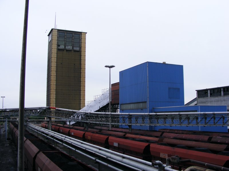 Ein Frderturm und der Verladebahnhof des Bergwerks Auguste Victoria 3/7 in Marl beim Tag der offenen Tr am 9. Mai 2009. 
