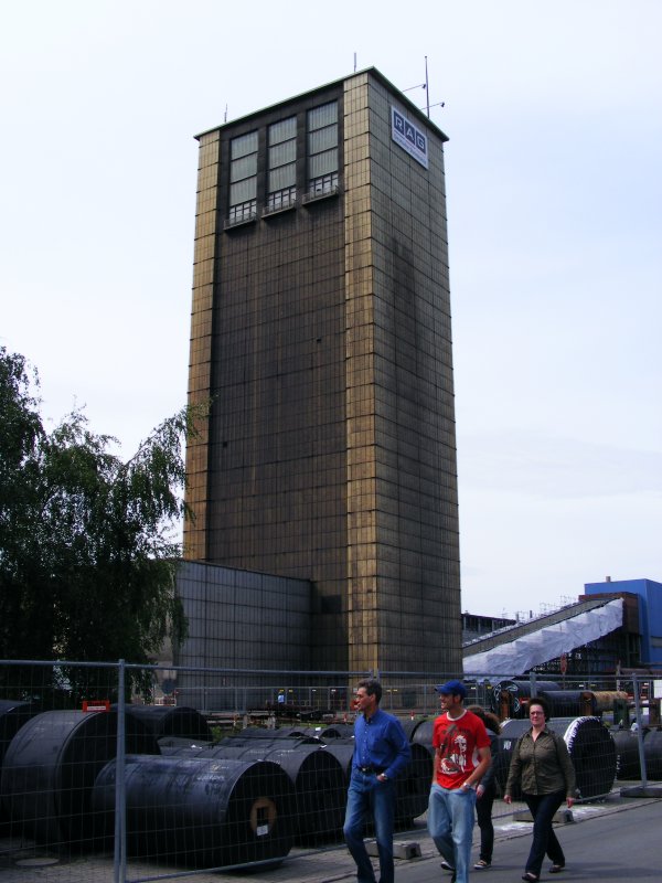 Ein Frderturm der Zeche Auguste Victoria 3/7 in Marl beim Tag der offenen Tr am 9. Mai 2009. 
