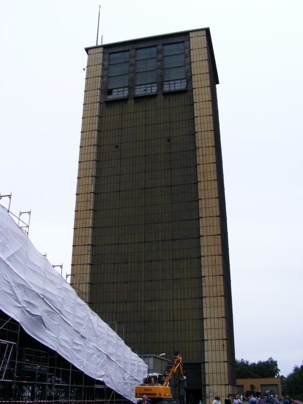 Ein Frderturm der Zeche Auguste Victoria 3/7 in Marl beim Tag der offenen Tr am 9. Mai 2009. 
