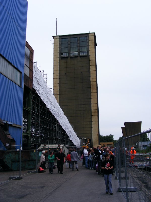 Ein Frderturm der Zeche Auguste Victoria 3/7 in Marl beim Tag der offenen Tr am 9. Mai 2009; Die Besucher im Vordergrund warten auf die Abfahrt des Pendelzuges zu den anderen Schachtanlagen des Bergwerks.
