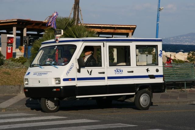 Ein fr Ischia typisches Micro-Taxi in Lacco Ameno; 09.02.2008