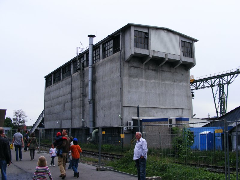 Ein Gebude (Kohlenbunker?) auf dem Gelnde des Bergwerks Auguste Victoria 3/7 in Marl beim Tag der offenen Tr am 9. Mai 2009. 
