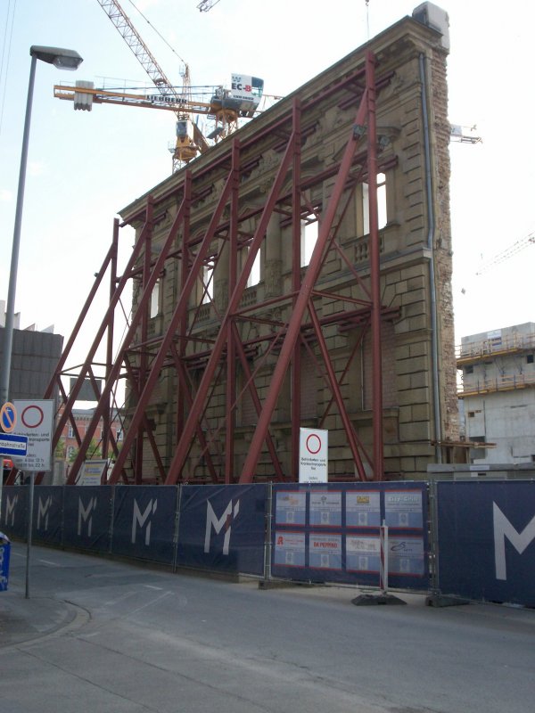 Ein Gerst, sttzt die Denkmalgeschtzte Fassade in der Claubergstrae in Duisburg Stadtmitte. Das Haus dahinter wurde bei den Abrissarbeiten des alten Karstadt Kaufhauses mit abgerissen. Diese Fassade soll in den Neubau des neuen Einkaufszentrums mit integriert werden.
