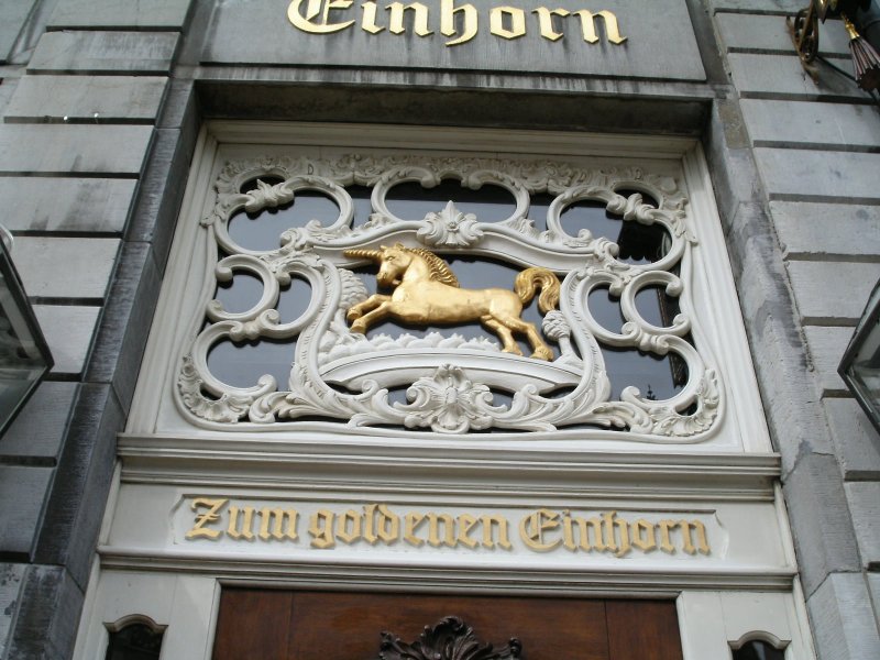 Ein goldenes Einhorn ber einer Wirtshaustr in Aachen, 20.09.2004.