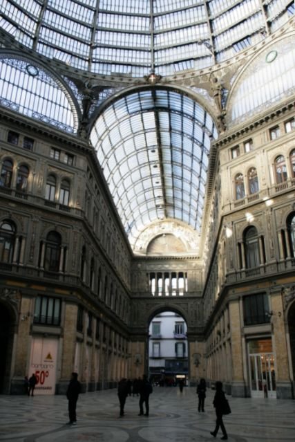 Ein Hauch von Milano sollte die Galleria Umberto I im Sden versprhen und Napoli als wirtschaftliches Zentrum Sditaliens reprsentieren.