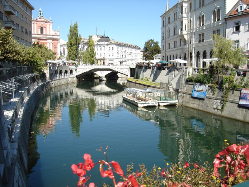 Ein herrlicher Blick von der Cobblersbrcke aus zu den   Drei Brcken   und der Franziskanerkirche. Das kleine Flchen berigens ist die Ljubljanica.  1.9.09