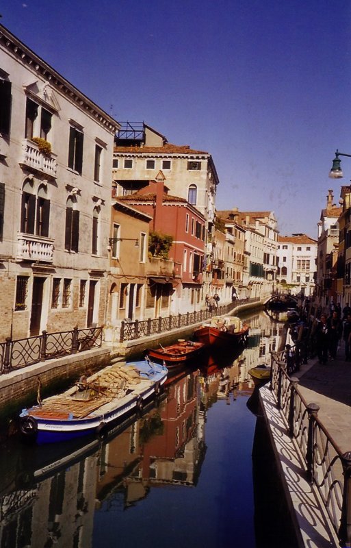 Ein kleiner Kanal im Stadtteil San Croce, im April 2006. An dem grnen Streifen entlang des Kanals sieht man, dass gerade Ebbe ist. Die Lagune von Venedig unterliegt auch den Gezeiten.