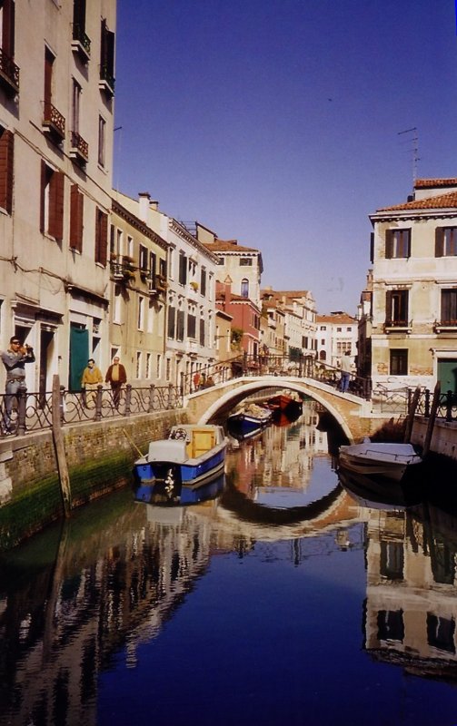 Ein kleiner Kanal im Stadtteil San Croce, im April 2006. An dem grnen Streifen entlang des Kanals sieht man, dass gerade Ebbe ist. Die Lagune von Venedig unterliegt auch den Gezeiten.
