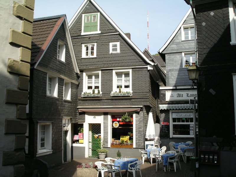 Ein kleiner Platz in Langenberg (Velbert); im Hintergrund ein Antennenmast des Fernsehsenders.