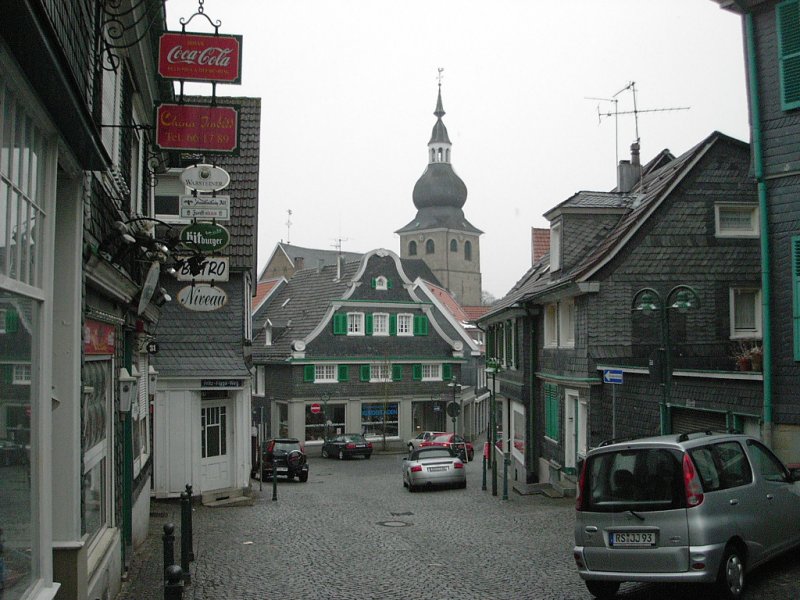 Ein kleiner Platz in Remscheid-Lennep mit Kopfsteinpflaster, bergischen Husern und der Kirche des Ortes - 12.03.2004.