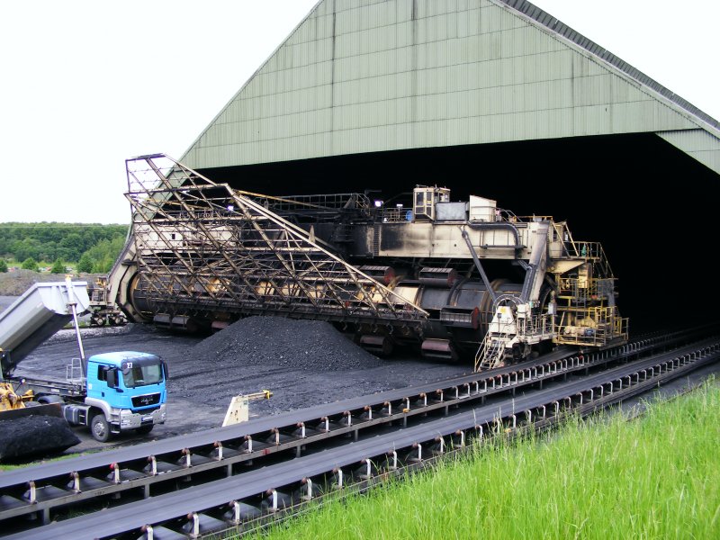 Ein Kohlenlagerplatz auf dem Gelnde des Bergwerks Auguste Victoria 3/7 in Marl beim Tag der offenen Tr am 9. Mai 2009. 
