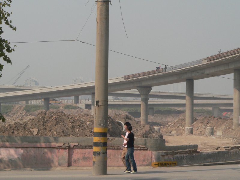 Ein Land im Umbruch. Nichts bleibt, wie es ist. Hier ein Straenbauwerk in Xi'an. 09/2007