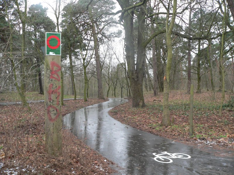 Ein malerischer Abschnitt des Europaradweges R1 von Boulogne-sur-Mer bis St. Petersburg (euroroute-r1.de) fngt an dieser Stelle an. Der 12 km lange Abschnitt zwischen den Mggelschlsschenweg (Fotostelle) in Berlin Kpenick und Wilhelmshagen wurde erst im letzten Jahr vollstndig asphaltiert erffnet. 28.1.2007