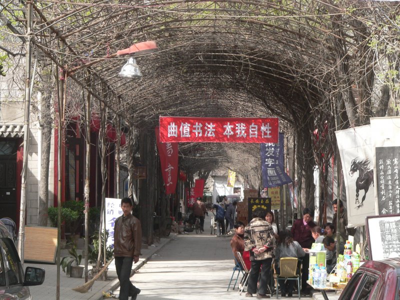 Ein Markt in Xi'an. Das Leben findet auf der Strae statt. April 2006