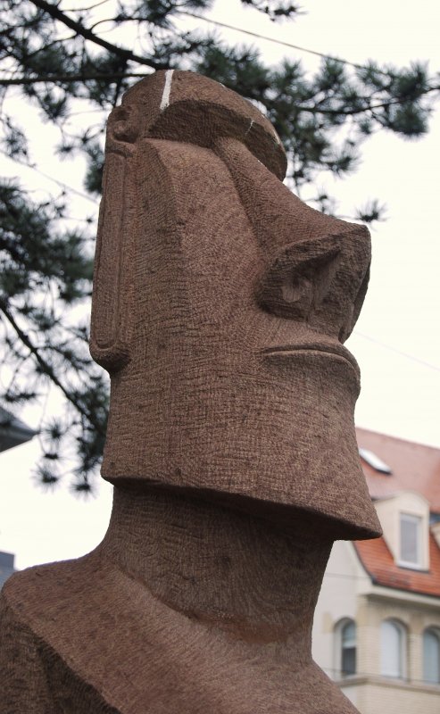 Ein Moai blickt in den Stuttgarter Talkessel - Standort ist der Santiago-de-Chile-Platz in unmittelbarer Nhe der Zahnradbahnhaltestelle  Haigst . Aufgenommen am 08.03.2008