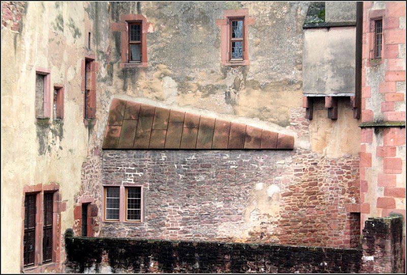 Ein modernes Dchle im alten Gemuer, Schloss Heidelberg. 28.02.2009 (Matthias)